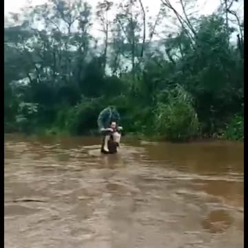 Vídeo mostra homem carregando idoso nos ombros para fugir de enchente