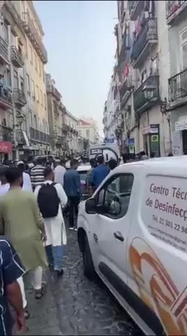 A walk through Lisbon in "modern Portugal". So many European capital cities unrecognisable