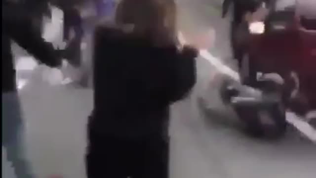Un coche lleva por delante a los separatistas que cortaban la calle en Argentona