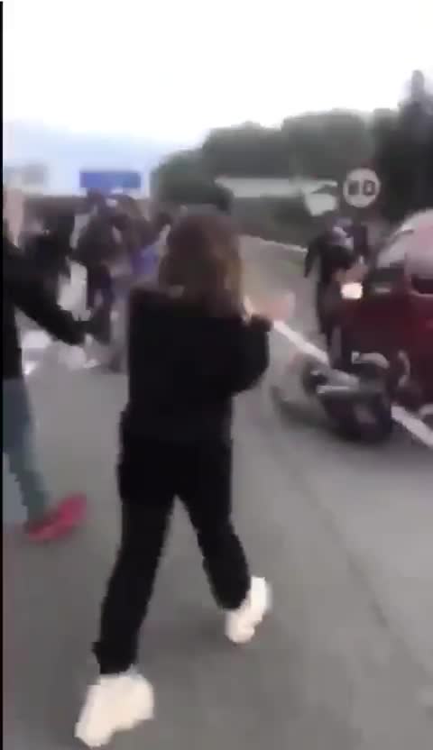 Un coche lleva por delante a los separatistas que cortaban la calle en Argentona