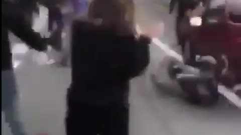 Un coche lleva por delante a los separatistas que cortaban la calle en Argentona