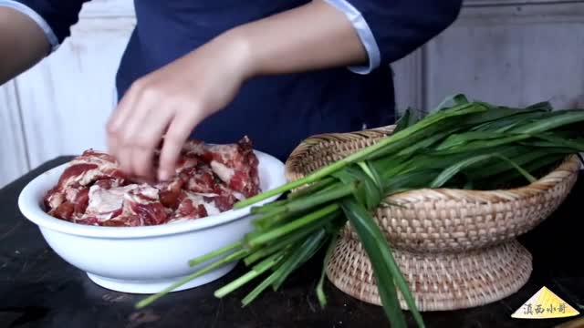 Cooking Pork Ribs with Lemongrass Outside