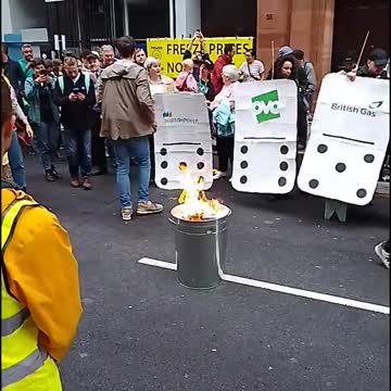 Glasgow: protests burn energy bills to protest rising electricity costs