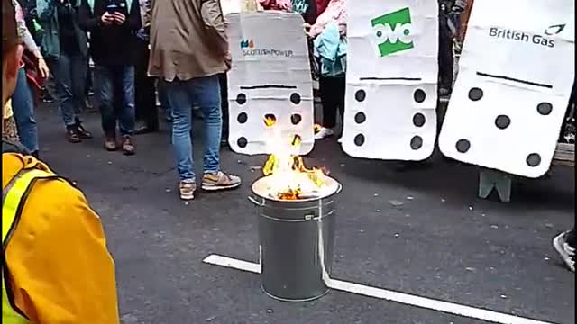 Glasgow: protests burn energy bills to protest rising electricity costs