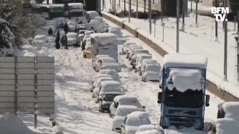 Endless snowfall in Greece blocked hundreds of drivers on the ring road of the capital Athens