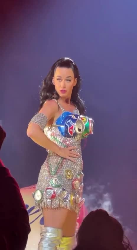 A strange video of a Katy Perry standing on stage while having some difficulty with her right,