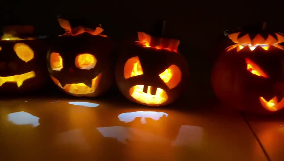 It's time to show off our carved pumpkins. Happy Halloween! 🎃🎃🎃# Halloween # Study abroad # UK