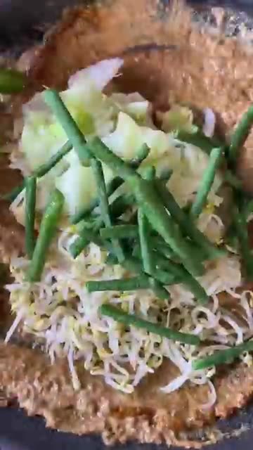 Tipat Cantok khas Bali or Balinese Style Rice Cake with Vegetables and Peanut Sauce🙏🏽😊 #bali