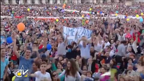 Little boy steals the show from the Pope_1