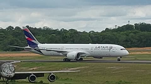 Boeing 787-9 CC-BGL pousa em Manaus vindo de Guarulhos,Boeing 737 MAX 8 PR-XMI vindo de Brasília