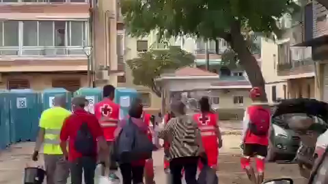 #Valencia Equipos de voluntarios increpan la presencia de organizaciones con ánimo de lucro #DANA