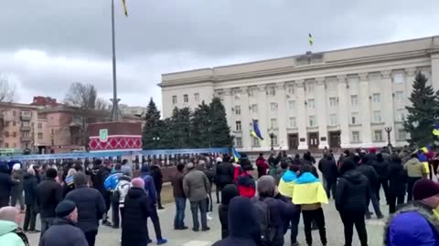 Ukrainians in Kherson rally against Russian forces