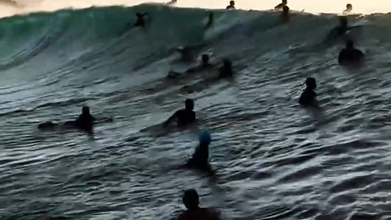 SURFING AT THE PIPELINE