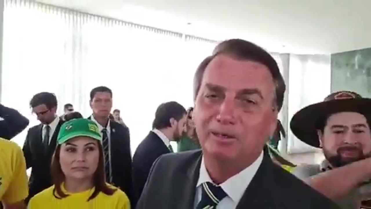 BOLSONARO CANTA O HINO NACIONAL COM AS CRIANÇAS.