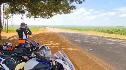 Fly by BMW S1000 RR & DUCATI PANIGALI V4