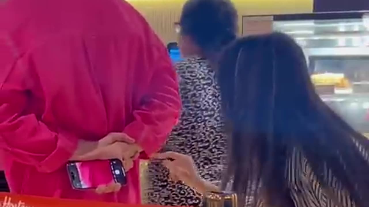 Prank_find_someOne_who_looks_at_u_like 😉😂 Subscribe to know what happened next.!!