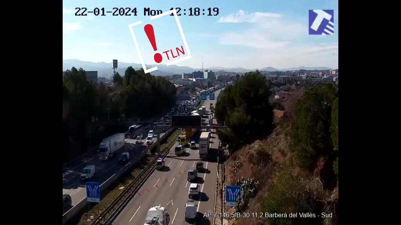 Accidente entre 8 camiones y dos coches en la AP-7 en Barberà del Vallès