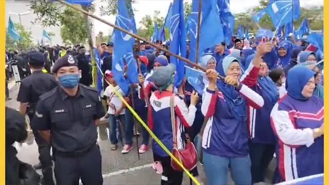 Suasana tegang antara penyokong PN, BN dengan laungan penyamun, katak