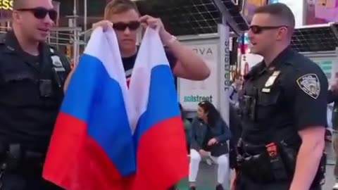 🇺🇸🇷🇺 In America, gli agenti di polizia chiedono di essere fotografati