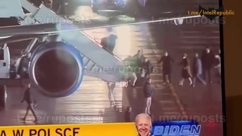 'Someone' took a tumble down the steps of Air force 1 in Poland. Who can it be?😁🤣😂