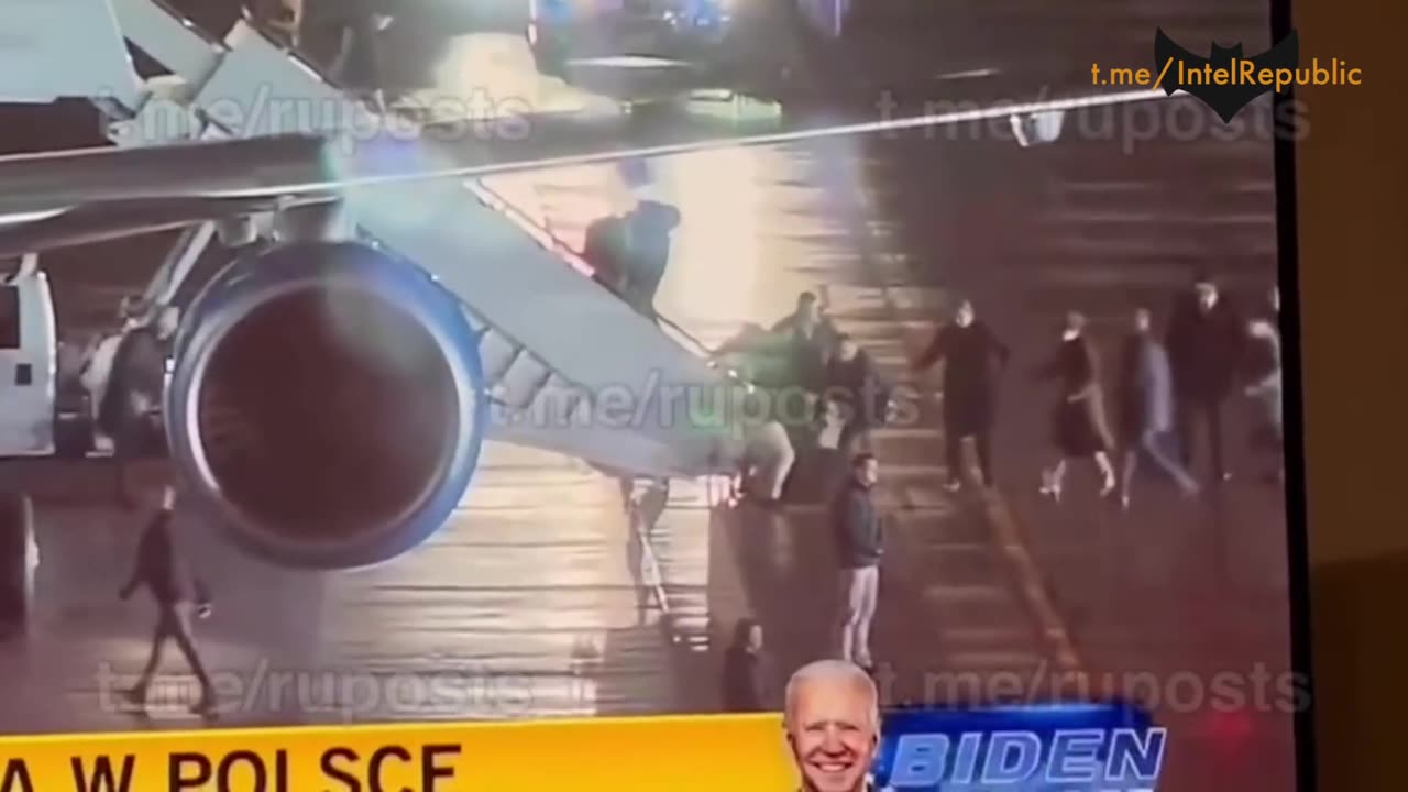 'Someone' took a tumble down the steps of Air force 1 in Poland. Who can it be?😁🤣😂