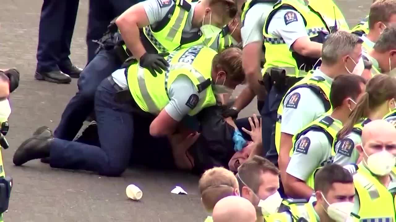 This is how the police act during the Truckers for Freedom demonstration in New Zealand