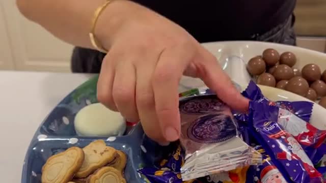 Let’s make a Christmas chocolate board