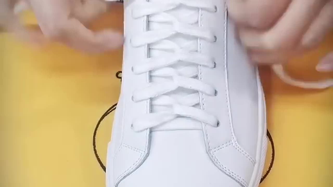 How to tie shoelace