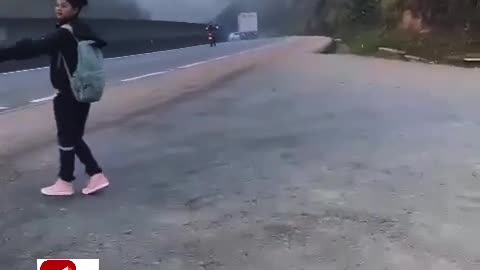 Caminhão arrasta carro por 1 km tentando fugir de assalto