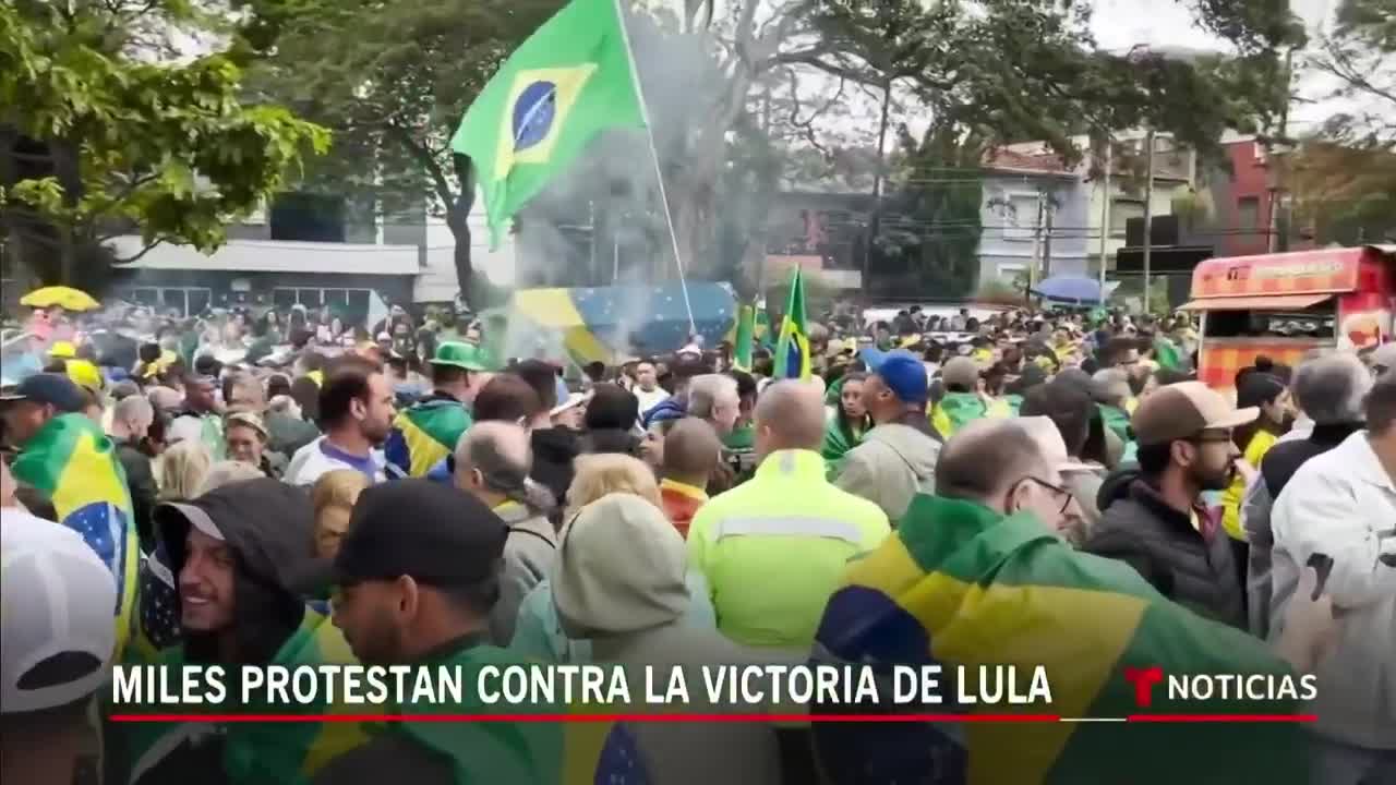 Persisten las protestas por derrota de Bolsonaro en Brasil | Noticias Telemundo