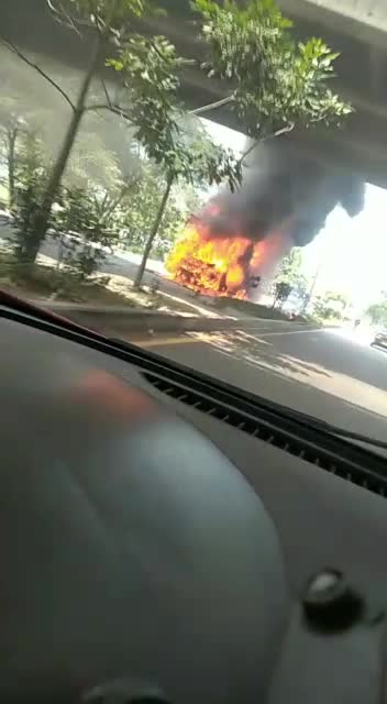 Buseta incendiada en Turbaco