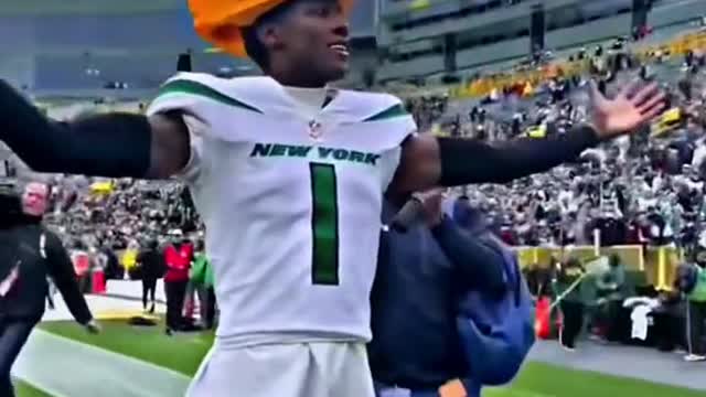 Sauce Gardner steals cheesehead and taunts Packers fans😹👎🏾