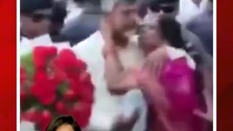 చంద్రబాబుకు ముద్దు పెట్టిన మహిళ #ladyfan #kissed #chandrababunaidu #viralvideo #trending | FBTV NEWS