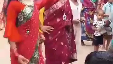 Gorgeous Cute Girls Dancing on Floor (नृत्य करती खूबसूरत सुंदर लड़कियाँ)