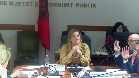 Zhupa njerr VIDEO-n: Flutura në kabinën e qeverisë!