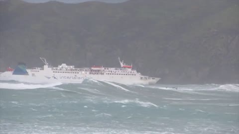Ships in Storms | 10+ TERRIFYING MONSTER WAVES, Hurricanes & Thunderstorms at Sea