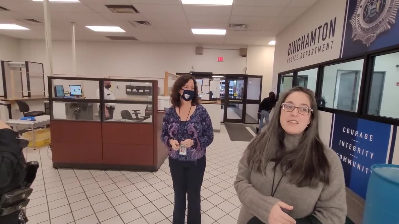 POLICE CAPTAIN KAREN TRIES TO INTIMIDATE GOOD CITIZEN WHO KNOWS HIS RIGHTS! GETS SHUT DOWN! 1A FAIL!