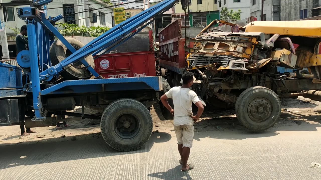 Accidental Truck Carrying By Wrecker