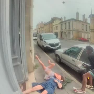 Afrykański migrant we Francji próbuje porwać dziecko w biały dzień