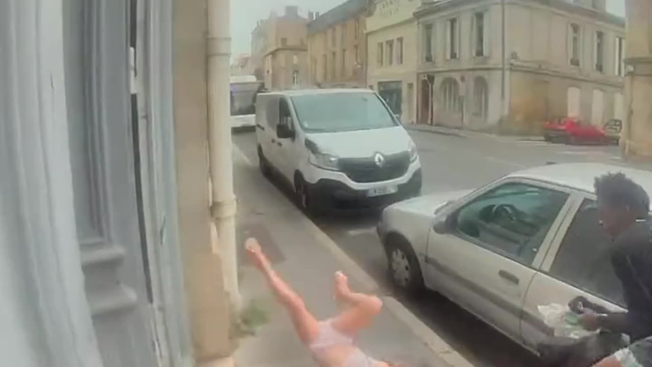 Afrykański migrant we Francji próbuje porwać dziecko w biały dzień