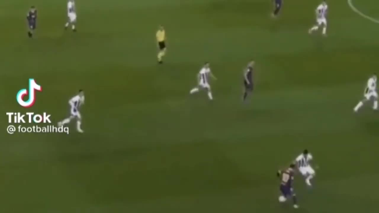 Messi nutmegs Ronaldo