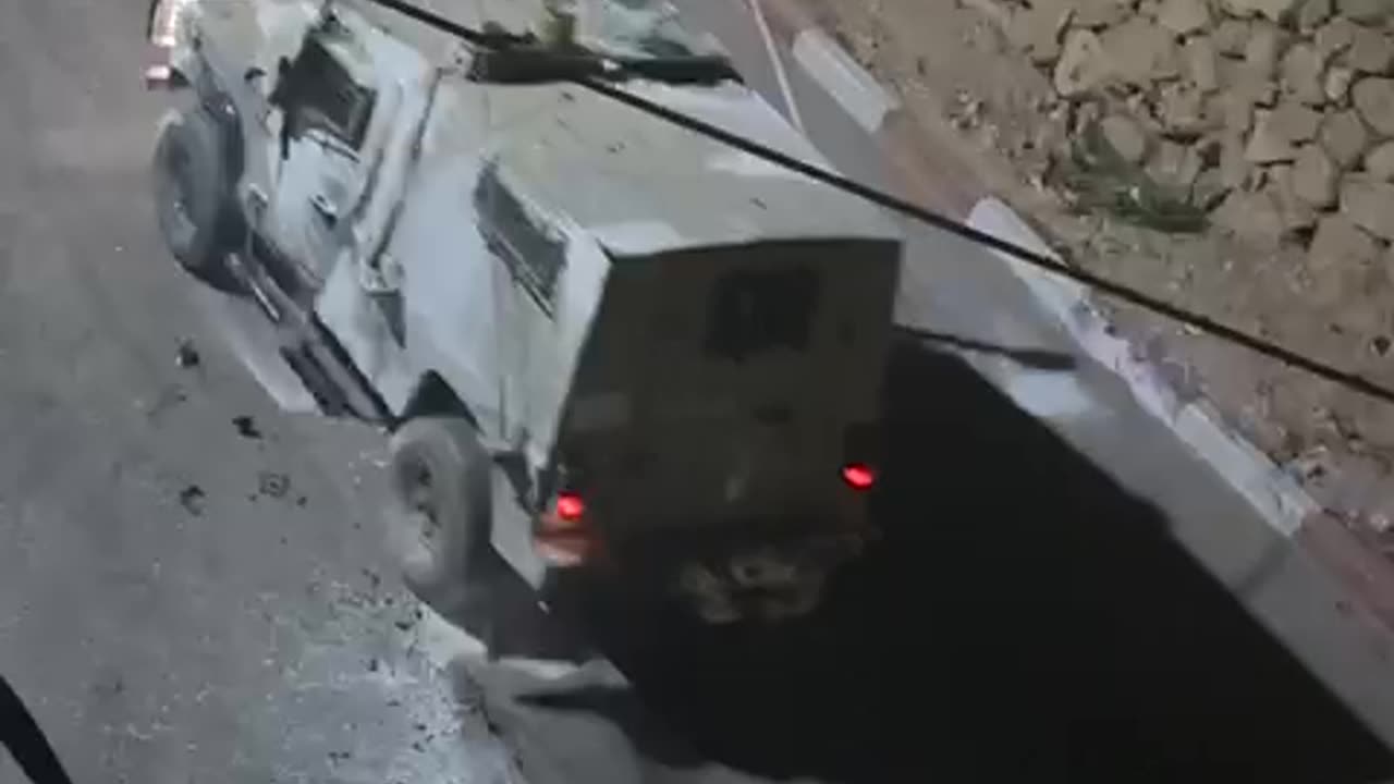 ►🚨🇮🇱⚔️🇵🇸 Residents throw stones and paint at Israeli vehicles raiding Al Tabaqa village in West Bank