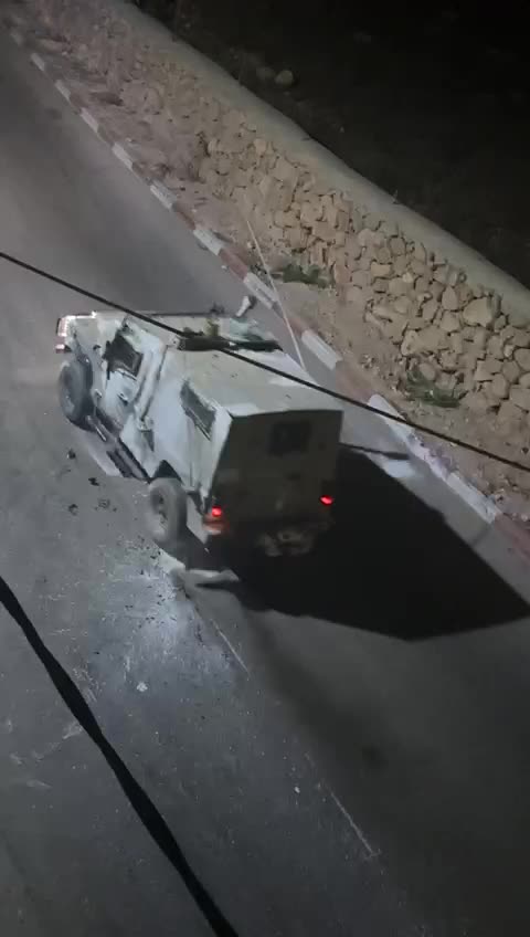►🚨🇮🇱⚔️🇵🇸 Residents throw stones and paint at Israeli vehicles raiding Al Tabaqa village in West Bank