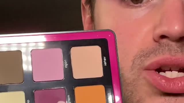 How to wear purple eyeshadow! A purple smokey eye tutorial featuring the Trichrome Palette