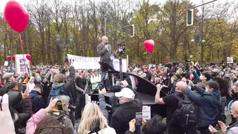 Berlin, 18-11-2020 Piano across the world, DEMO IfSG