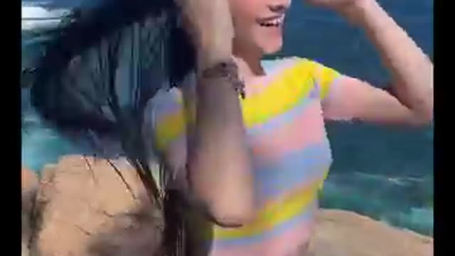 GIOVANNA ALPARONE DANÇANDO NA PRAIA!