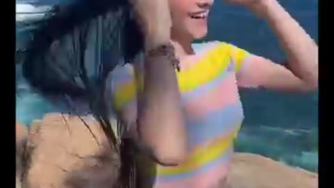 GIOVANNA ALPARONE DANÇANDO NA PRAIA!