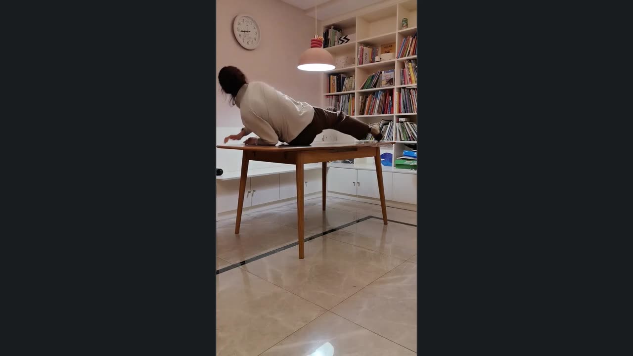 Amazing Girl scrolling