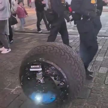 Στην Κίνα παρουσίασαν ένα αστυνομικό ρομπότ σε σχήμα σφαίρας ικανό να καταδιώκει εγκληματίες.