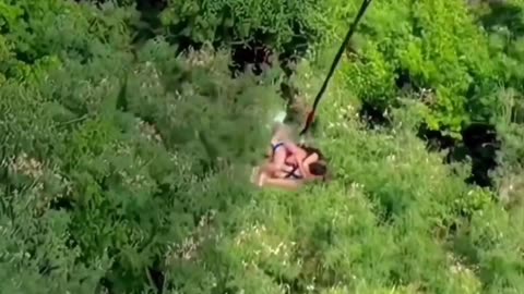 Control fear in bungee jumping in a safe embrace🤗